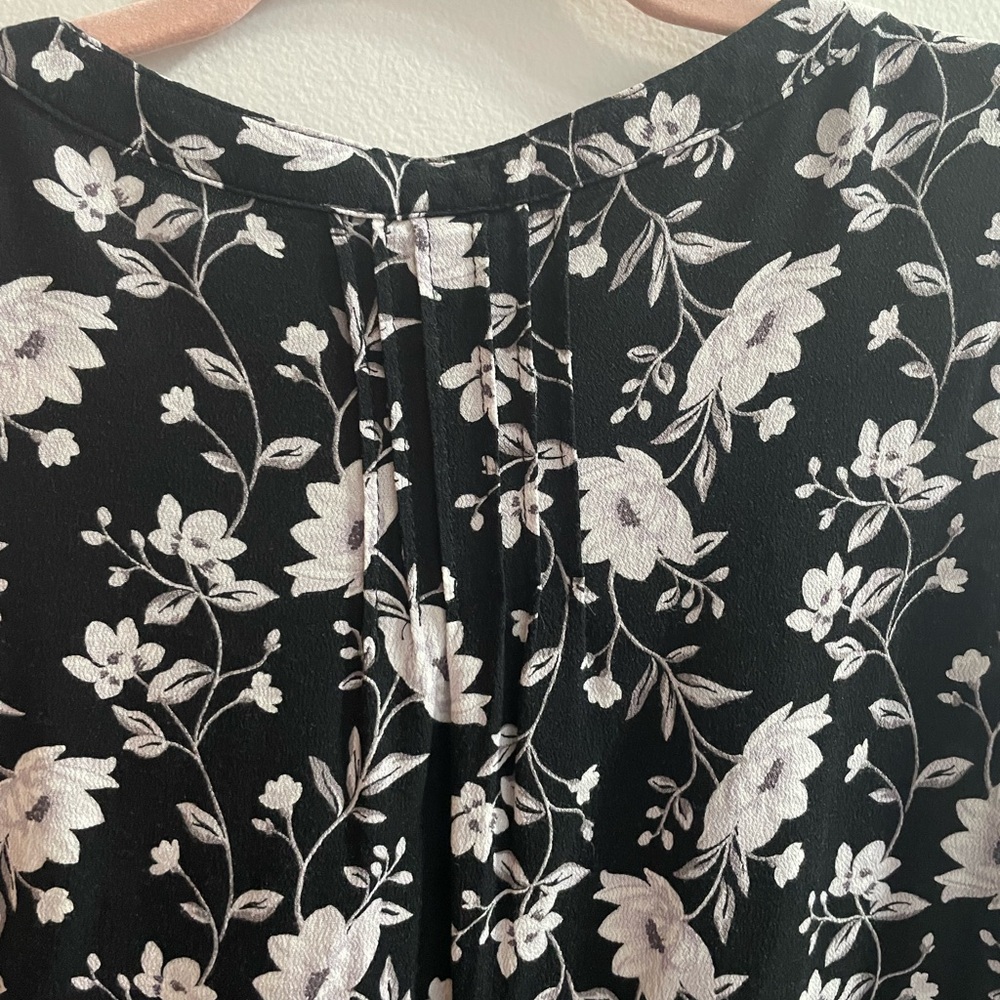 Old Navy Black linen shorts with floral top - Picture 4 of 16